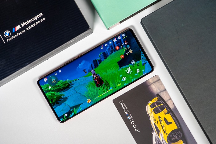 iQOO 9 Pro và Xiaomi 12 Pro có cấu hình tương đương nhau