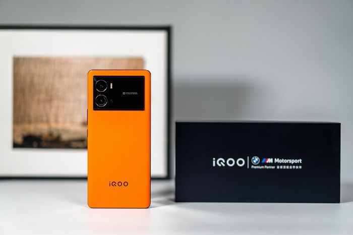iQOO 9 Pro với mặt lưng cá tính