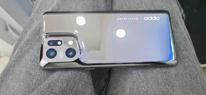 thiết kế mặt sau của Oppo Find X5 Pro