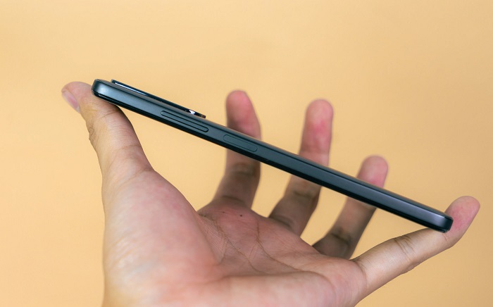 Cạnh phải được bố trí nút nguồn tích hợp cảm biến vân tay và phím tăng giảm âm lượng