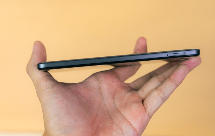 Cạnh trái có khay chứa sim hỗ trợ 2 sim nano 4G