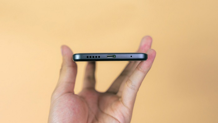 Cạnh đáy được bố trí loa ngoài, cổng kết nối USB-C và mic thoại