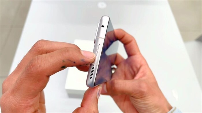 Bên cạnh máy được trang bị cảm biến hồng ngoại