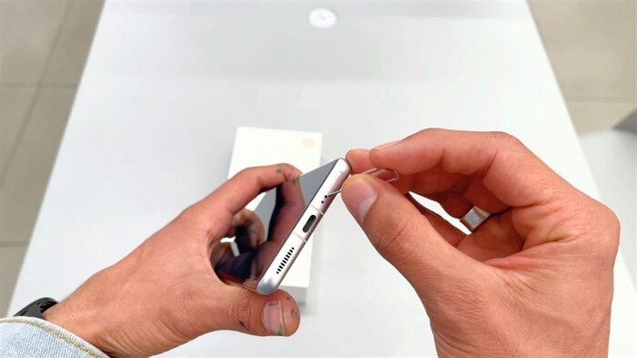 Cạnh dưới được đặt sim, loa thứ 2 và cổng sạc