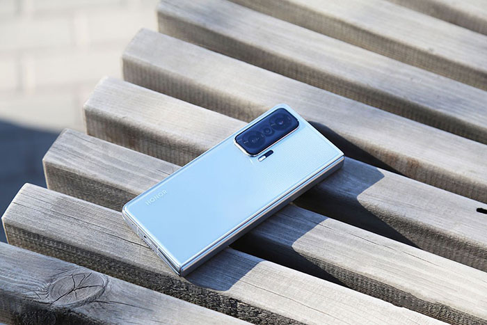 Mặt lưng của máy được tích hợp cụm camera độc đáo