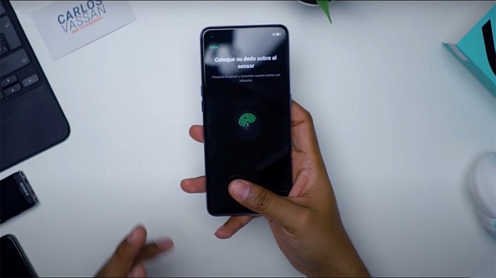 Hỗ trợ cảm biến vân tay ẩn dưới màn hình vô cùng tiện lợi