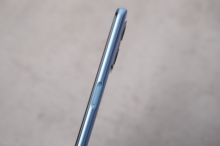 Cạnh phải máy là vị trí của phím nguồn tích hợp cùng cảm biến vân tay