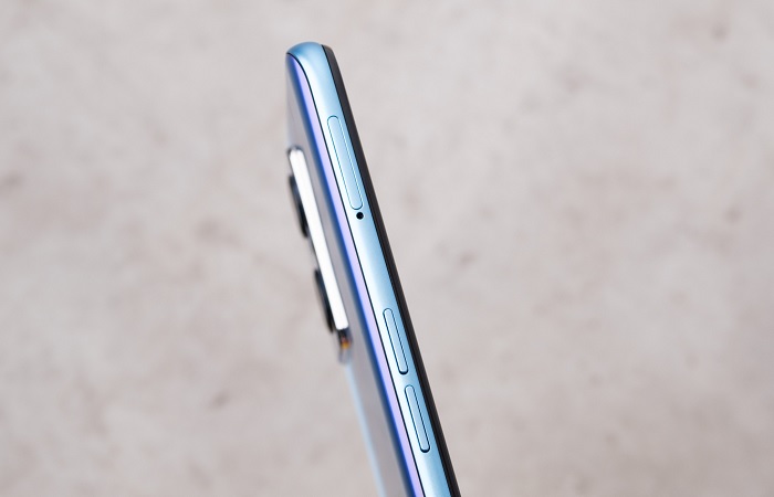 Cạnh trái là khay đựng SIM và cụm phím tăng/giảm ân lượng