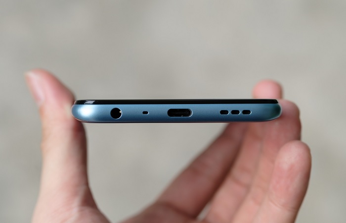 Cạnh dưới máy bao gồm loa ngoài, jack cắm 3,5mm và cổng sạc USB-C