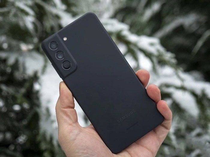 Thiết kế khá giống với phiên bản Galaxy S21 cơ bản