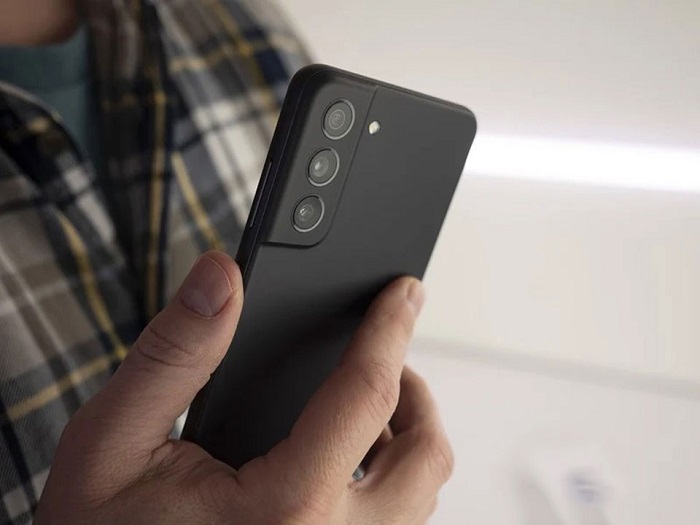 Cảm giác cầm nắm máy trong tay sẽ không thay đổi nhiều so với Galaxy S20 FE