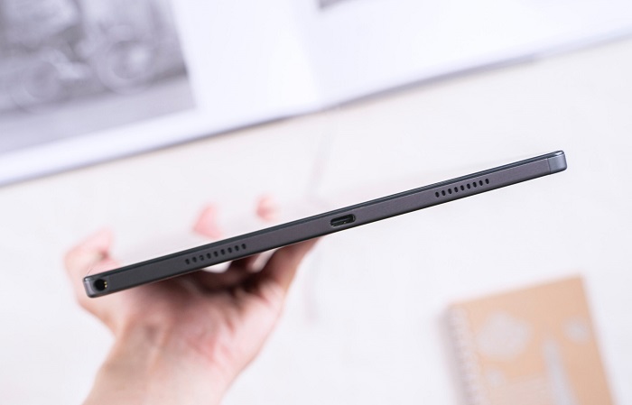 Hai dải loa còn lại được bố trí trên cạnh đáy cùng jack tai nghe 3.5 và cổng sạc USB-C