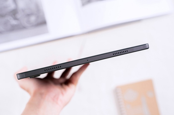 Hai dải loa được bố trí cạnh trên của máy