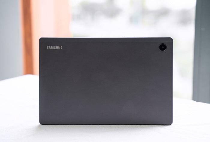 Mặt lưng Galaxy Tab A8 được phủ sơn nhám