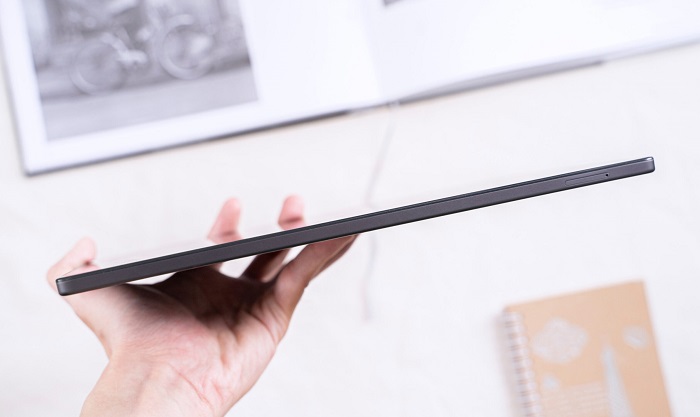 Cạnh trái chưa khay cắm thẻ sim và thẻ nhớ ngoài