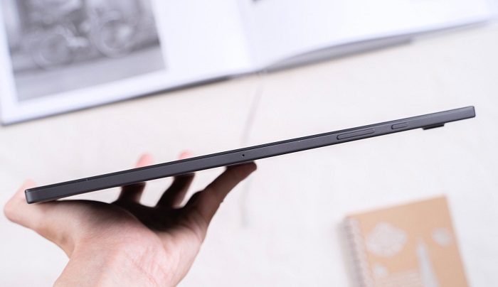 Cạnh phải bố trí nút nguồn và phím tăng giảm âm lượng