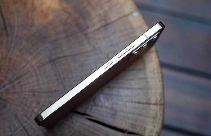 Cạnh phải được bố trí phím tăng giảm âm lượng và nút nguồn