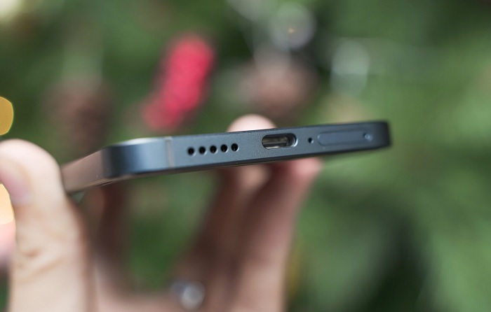 Cạnh đáy được bố trí dải loa ngoài, cổng kết nối USB Type-C và khay SIM