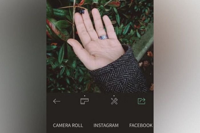 Màu film có phần u tối, mang hơi hướng hoài cổ và phủ màu thời gian