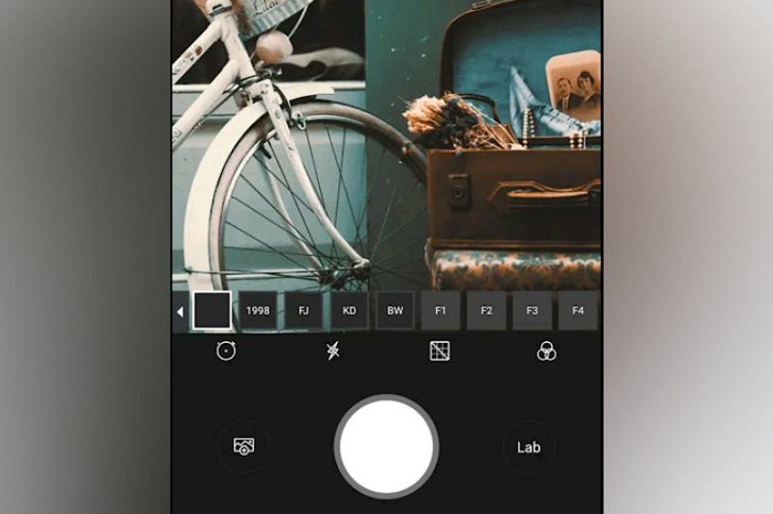 Giao diện chụp ảnh được làm hiện đại, chứ không mô phỏng máy ảnh vật lý