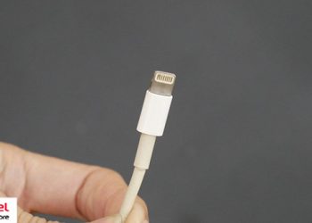 Chân sạc iPhone bị bám bụi bẩn sẽ ảnh hưởng tới quá trình sạc pin