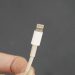 Chân sạc iPhone bị bám bụi bẩn sẽ ảnh hưởng tới quá trình sạc pin