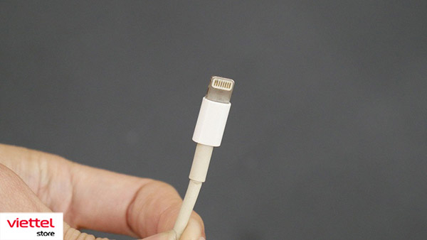 Chân sạc iPhone bị bám bụi bẩn sẽ ảnh hưởng tới quá trình sạc pin