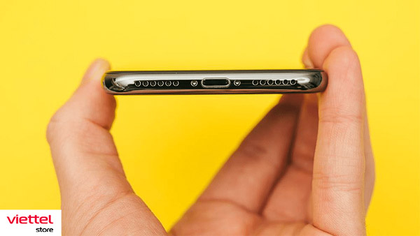 Vệ sinh chân sạc và cả cổng sạc iPhone