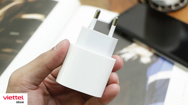 Vệ sinh củ sạc USB của điện thoại