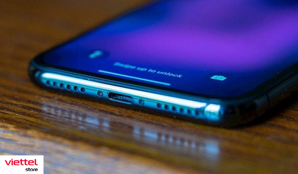 Vệ sinh chi tiết cổng kết nối với sạc trên điện thoại