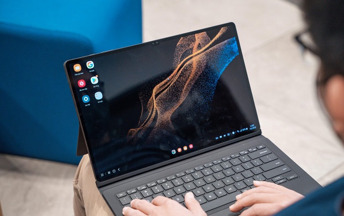 Cả Tab S8 và Tab S8 Ultra đều có thể biến hóa thành 1 chiếc laptop
