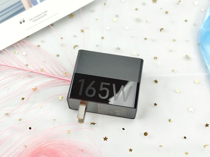 Hỗ trợ công nghệ sạc siêu nhanh lên tới 135W với củ sạc 165W đi kèm