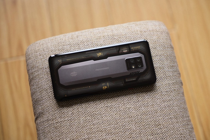 Sản phẩm vẫn mang đặc trưng thiết kế của dòng Red Magic