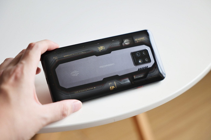 Cụm camera sau đã có sự thay đổi với mô-đun camera hình vuông