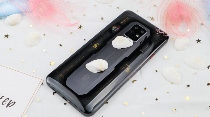 Phiên bản mặt lưng trong suốt có thể thấy một quạt tản nhiệt RGB ở góc trái