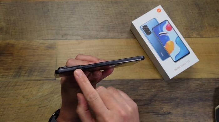 Cạnh phải của Redmi Note 11S là nơi chứa cảm biến vân tay, cụm phím tăng/giảm âm lượng