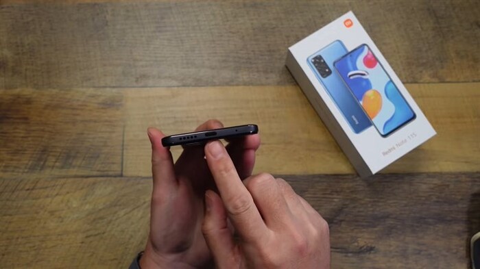 Cạnh dưới của Redmi Note 11S có cổng sạc Type-C, loa ngoài, mic thu âm