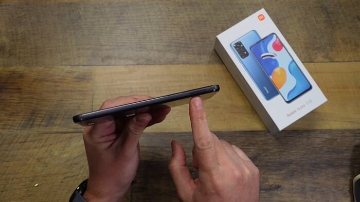 Cạnh trái của máy là nơi đặt khe SIM + thẻ nhớ MicroSD