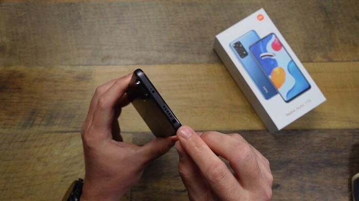 Cạnh trên của chiếc điện thoại này là nơi đặt loa ngoài thứ 2, mic phụ và cổng tai nghe 3.5 mm