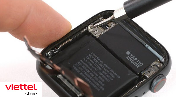 Vệ sinh chi tiết 2 mặt tiếp xúc giữa viên pin và thiết bị 