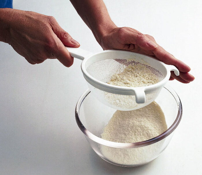 Nên rây mịn các nguyên liệu trước khi làm