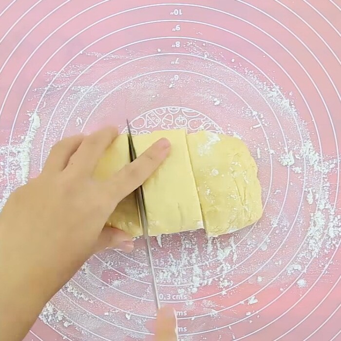 Cắt bột thành 3 phần bằng nhau