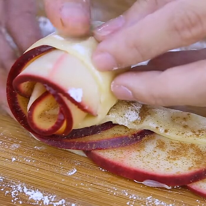 Khéo léo cuộn lại tạo hình hoa hồng