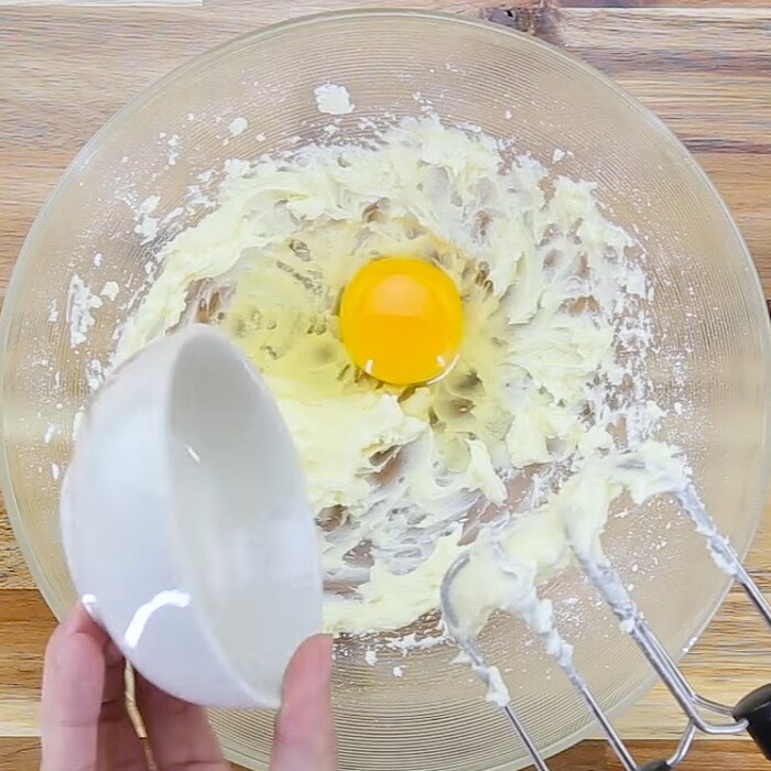 Dùng máy đánh trứng đánh đều hỗn hợp