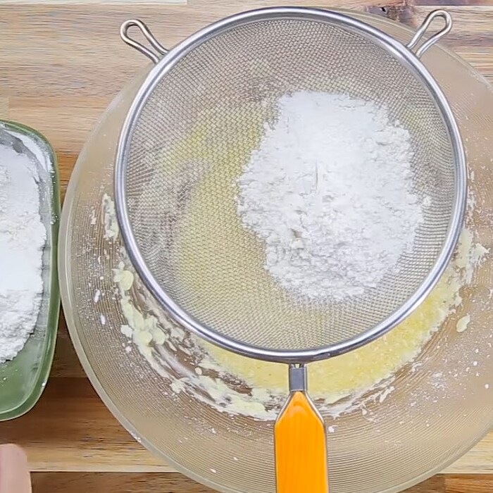 Rây mịn hỗn hợp bột vào tô