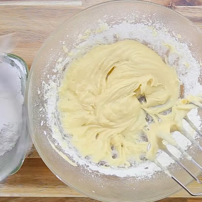 Tiếp tục dùng máy đánh trứng đánh đều hỗn hợp