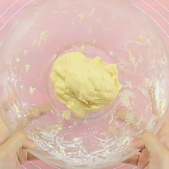 Dùng tay nhào nhanh để hỗn hợp dính thành khối mịn, dẻo