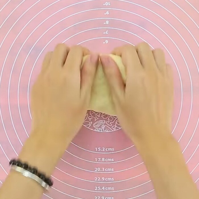 Dùng tay định hình lại hỗn hợp