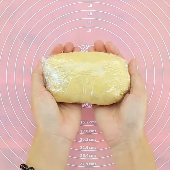 Bọc lại bằng màng bọc thực phẩm và cho bột nghỉ từ 1-2 giờ trong tủ lạnh