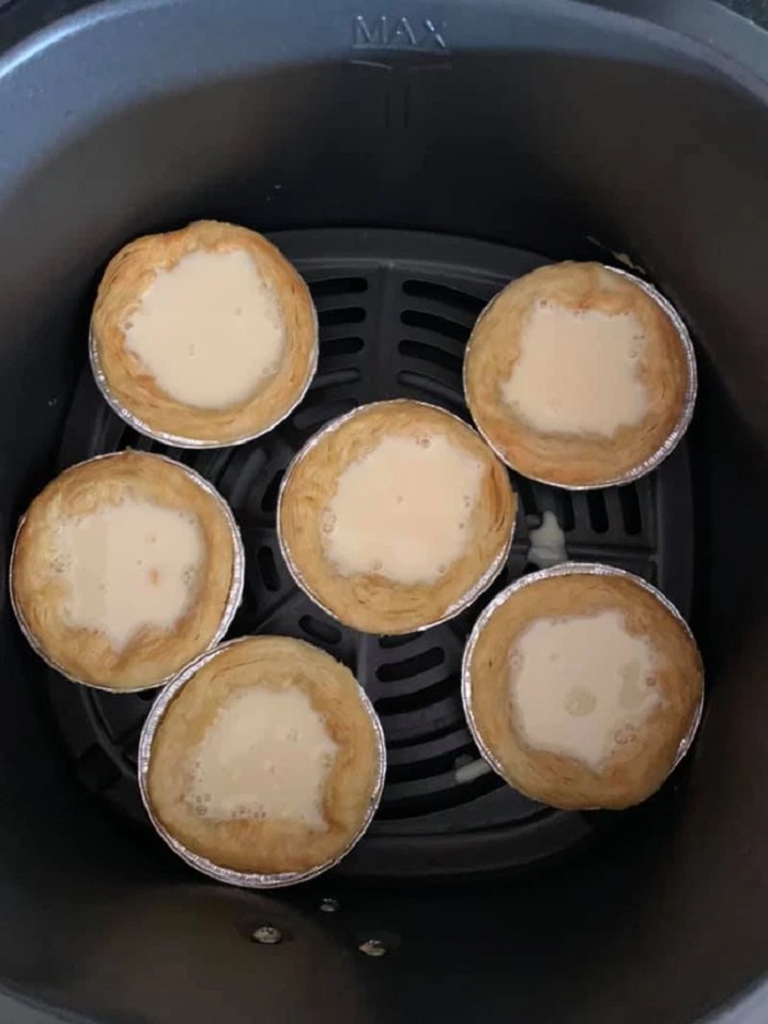 Đổ hỗn hợp trứng sữa và nướng